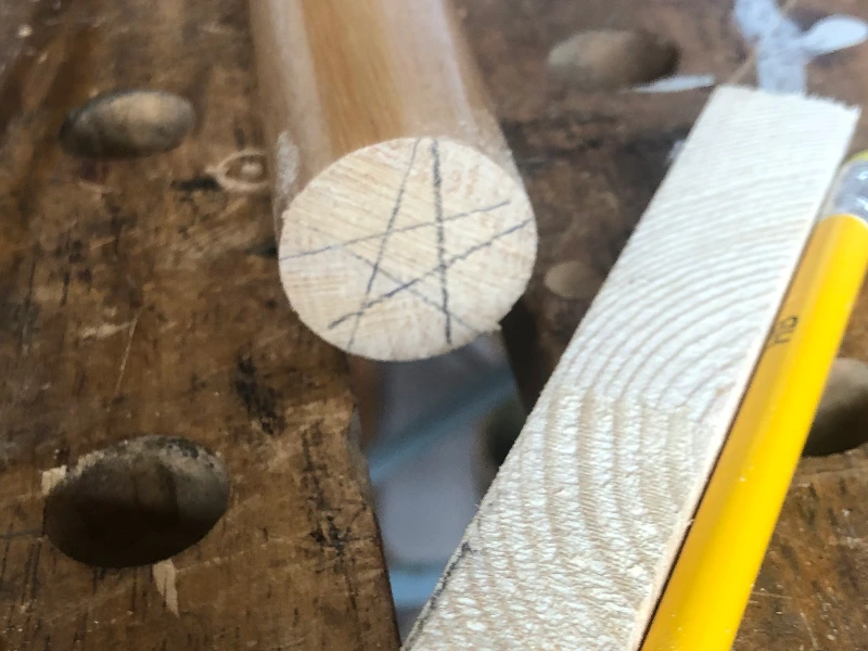 Mittelpunkt bestimmen mit Holzklotz