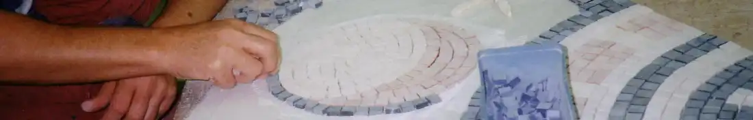 Illustration zum Thema: Mosaik verlegen: Praxisanleitung mit Mörtel, Werkzeugen und Legetechniken