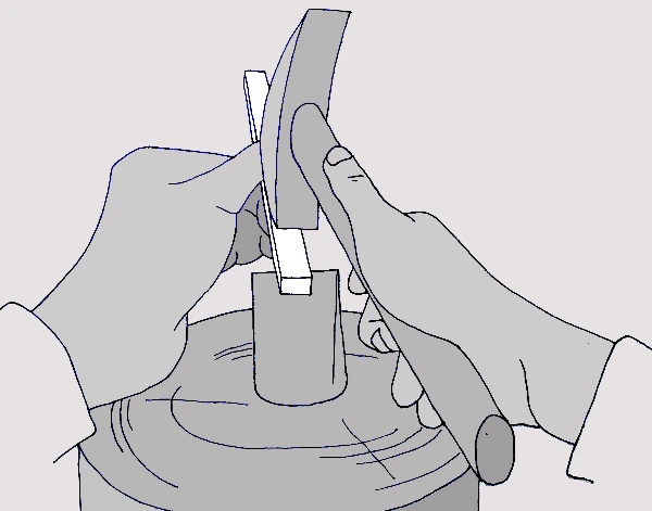 die H&auml;nde des Mosaizisten halten eine Stange Smalti und den Hammer &uuml;ber dem Amboss, bereit zum Spalten